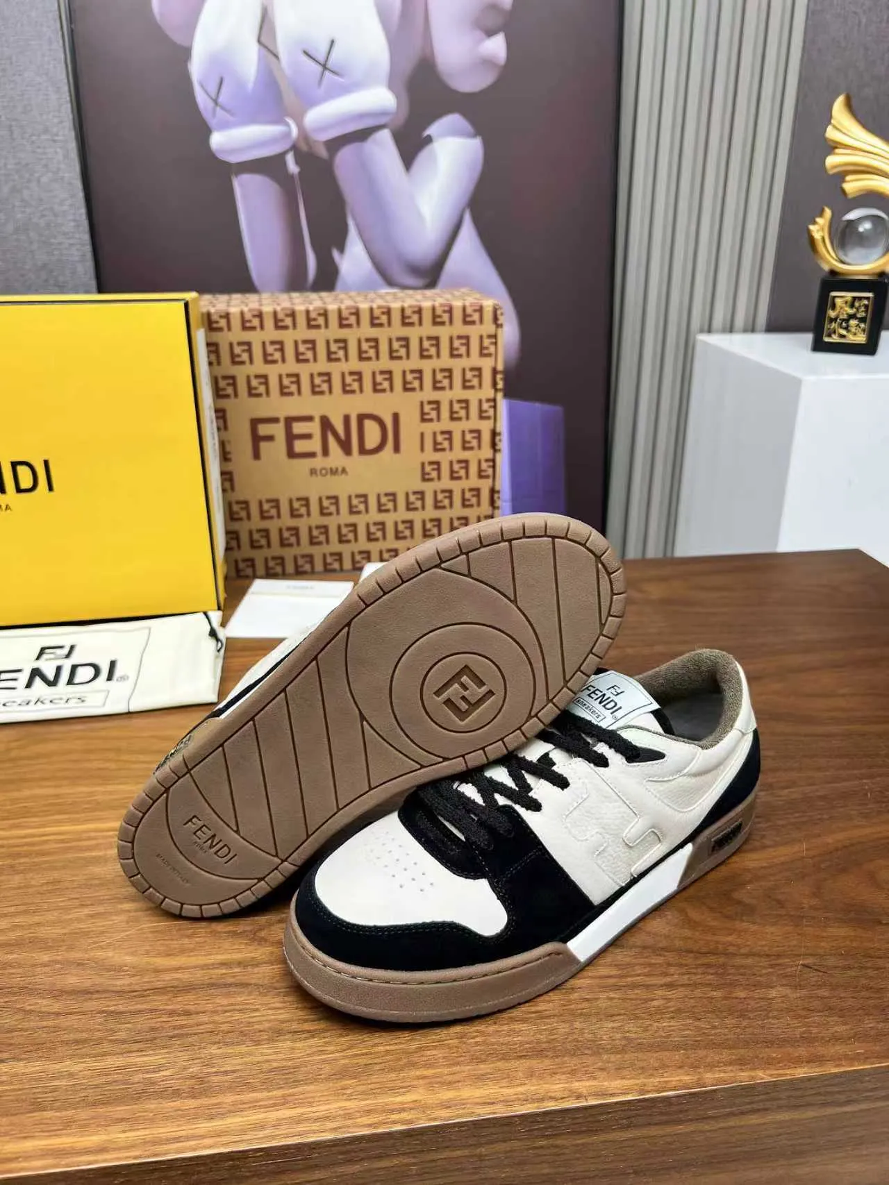 Factory price 660💰 Fendi·Fendi⛳️Hot-selling 35--45 couple model👫 FD match Original purchase for RMB14340 One-to-one reproduction Designer Kim Jones's first sneaker fendi match and Donkey brand Trainer basketball sneakers, fresh blood injected with FF retro design Super good-looking and versatile, the upper is made of cowhide and cowhide splicing combination, with concave and convex double F on the side The logo lining is made of terry velvet 🤗Super soft on the feet, lightweight and comfortable to match with a sweatshirt, original full package! ✦ Fabric: cowhide + cowhide color matching ✦ Lining: original terry velvet lining ✦ Sole: original molded multi-color color matching sole ✦ Sole: mesh injection molding pad ✦ Sole thickness: 3.5cm ✦ Female size: 35--40, female 40 customized ✦ Male size: 39--45, male 45 customized